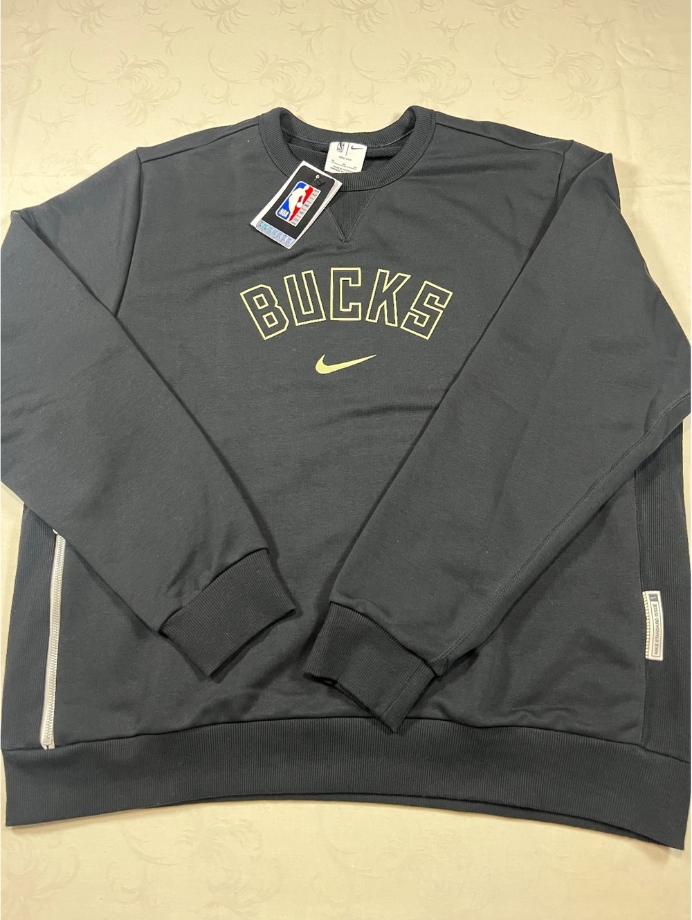 NEW Nike Milwaukee Bucks Drifit Standard Issue Black Crewneck Sweatshirt Size XL